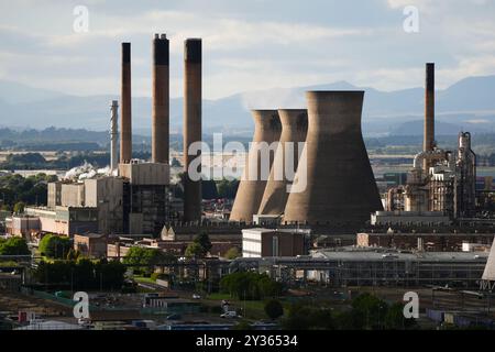 Ein Blick auf die petrochemische Anlage Grangemouth in Grangemouth. Schottlands einzige Ölraffinerie wird im zweiten Quartal 2025 mit dem Verlust von 400 Arbeitsplätzen schließen, wie bestätigt wurde. Petroineos, die Eigentümer des Werks in Grangemouth, bestätigte am Donnerstag, dass die Mitarbeiter am Standort verlegt wurden. Es wird nun zu einem reinen Importterminal werden, und die Zahl der Mitarbeiter am Standort wird in den nächsten zwei Jahren voraussichtlich von 475 auf 75 zurückgehen. Bilddatum: Donnerstag, 12. September 2024. Stockfoto