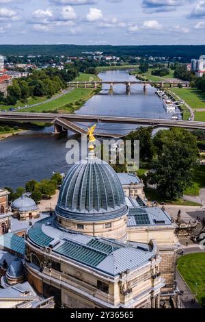 Aus der Vogelperspektive auf das Elbtal und die teilweise eingestürzte Carola-Brücke über die Kuppel der Akademie der Künste. Stockfoto