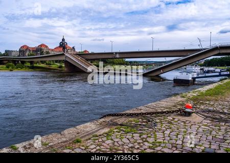 Die teilweise eingestürzte Carola-Brücke, die in die Elbe hinuntergebrochen wurde, die Sächsische Landeskammer im Ferne. Stockfoto