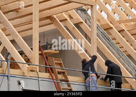 Hair, Deutschland. September 2024. Zimmermann, Zimmermann, Bauarbeiter auf dem Dachboden. Wohngebäude im Bau, Bauindustrie, neue Wohnung, neue Wohnungen in Bayern. Wohnungsbau, Wohngebäude, Gebäude, Immobilien, Haus, Wohnblock, Eigentumswohnung, Neubau, Wohnbau, Mietwohnung, Miete, Bauboom, Mietshaus, Bau, Bau, Bauindustrie, Immobilien, Immobilien, Bauindustrie, Baustelle, Schalenkonstruktion. Handwerker, ? Quelle: dpa/Alamy Live News Stockfoto