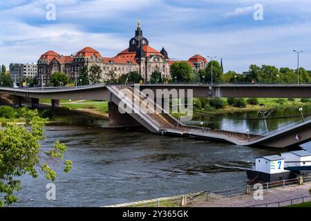 Die teilweise eingestürzte Carola-Brücke, die in die Elbe hinuntergebrochen wurde, die Sächsische Landeskammer im Ferne. Stockfoto