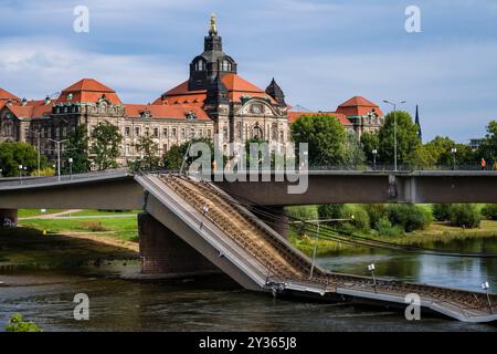 Die teilweise eingestürzte Carola-Brücke, die in die Elbe hinuntergebrochen wurde, die Sächsische Landeskammer im Ferne. Stockfoto