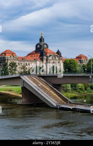 Die teilweise eingestürzte Carola-Brücke, die in die Elbe hinuntergebrochen wurde, die Sächsische Landeskammer im Ferne. Stockfoto