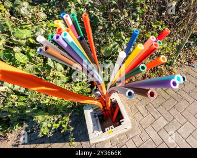 Kabelkanäle und Glasfaserkabel in der Öffentlichkeit warten darauf, im Rahmen der Glasfasernetzerweiterung für Hochgeschwindigkeits-Internet an ein Glasfasernetz angeschlossen zu werden Stockfoto