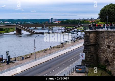 Die teilweise eingestürzte Carola-Brücke, die in die Elbe einbrach, steht auf der Terrasse des Brühls. Stockfoto