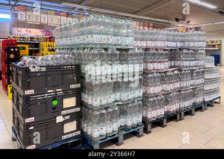 Mineralwasser in Plastikflaschen der Eigenmarke ja von Rewe in eimem Getraenkemarkt, *** Mineralwasser in Plastikflaschen der Eigenmarke ja von Rewes in einem Getränkehandel, Stockfoto