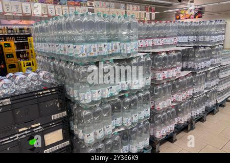 Mineralwasser in Plastikflaschen der Eigenmarke ja von Rewe in eimem Getraenkemarkt, *** Mineralwasser in Plastikflaschen der Eigenmarke ja von Rewes in einem Getränkehandel, Stockfoto