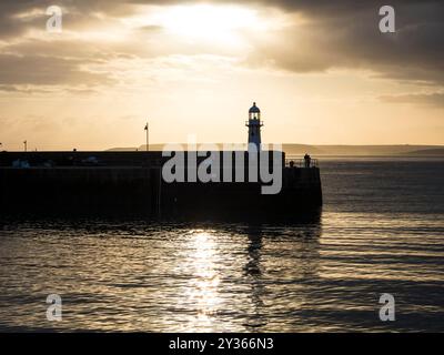 Sonnenuntergang, St. Ives Lighthouse, Smeaton's Pier, St. Ives Harbour, St. Ives, Cornwall, England, Großbritannien, GB. Stockfoto