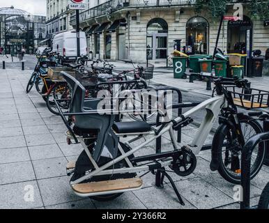 Fahrräder säumen die belebten Straßen von Bordeaux, Frankreich. Stockfoto