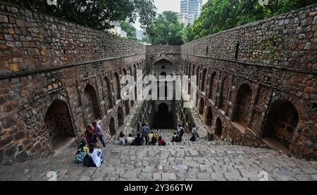 Neu-Delhi, Indien. September 2024. NEW DELHI, INDIEN – 10. SEPTEMBER: Besucher können das historische Wahrzeichen Ugrasen KI Baoli an der Hailey Road, nahe Connaught Place am 10. September 2024 in New Delhi, Indien, besuchen. (Foto: Raj K Raj/Hindustan Times/SIPA USA) Credit: SIPA USA/Alamy Live News Stockfoto