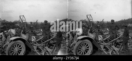 1. Weltkrieg zwei Soldaten schauen auf ein verbranntes Auto auf einer Straße irgendwo in Frankreich. Stockfoto