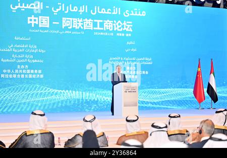 Dubai, Vereinigte Arabische Emirate. September 2024. Der chinesische Premierminister Li Qiang spricht am 12. September 2024 auf dem Business Forum der VAE/China in Dubai, den Vereinigten Arabischen Emiraten. Quelle: Yue Yuewei/Xinhua/Alamy Live News Stockfoto