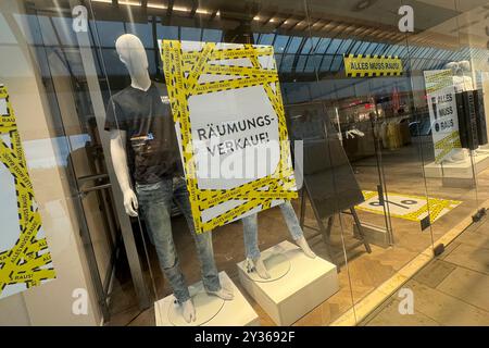 München, Deutschland. September 2024. VERKAUFSSCHILD mit Motiv in einem Einzelhandelsgeschäft. Bekleidungsgeschäft. ? Quelle: dpa/Alamy Live News Stockfoto