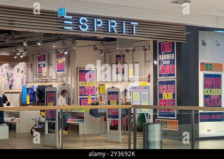 München, Deutschland. September 2024. Die Modekette ESPRIT schließt alle Filialen. Konkurs, Eingang, Eingangsbereich, Logo, Firmenemblem. ? Quelle: dpa/Alamy Live News Stockfoto