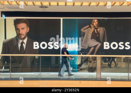 München, Deutschland. September 2024. Schaufenster einer Hugo Boss Filiale, die kurz vor dem Öffnen geöffnet wird. Neue Öffnung. ? Quelle: dpa/Alamy Live News Stockfoto