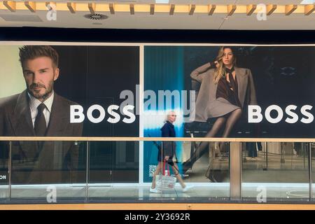 München, Deutschland. September 2024. Schaufenster einer Hugo Boss Filiale, die kurz vor dem Öffnen geöffnet wird. Neue Öffnung. ? Quelle: dpa/Alamy Live News Stockfoto