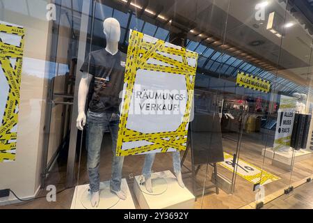 München, Deutschland. September 2024. VERKAUFSSCHILD mit Motiv in einem Einzelhandelsgeschäft. Bekleidungsgeschäft. ? Quelle: dpa/Alamy Live News Stockfoto