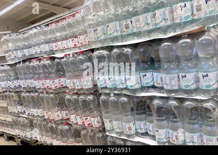 München, Deutschland. September 2024. Mineralwasser in Plastikflaschen von Rewes eigener Marke ja in einem Getränkehandel? Quelle: dpa/Alamy Live News Stockfoto