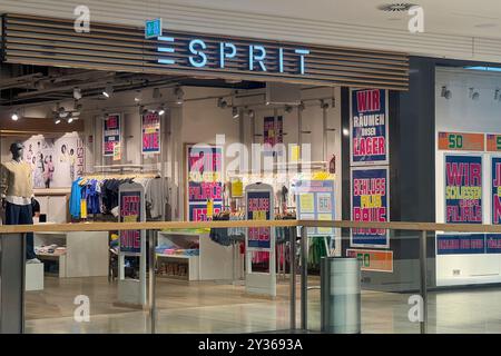 München, Deutschland. September 2024. Die Modekette ESPRIT schließt alle Filialen. Konkurs, Eingang, Eingangsbereich, Logo, Firmenemblem. ? Quelle: dpa/Alamy Live News Stockfoto