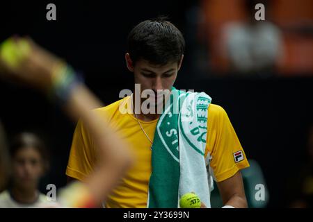 Valencia, Spanien. September 2024. Alexei Popyrin aus Australien bereitet sich auf das Spiel gegen Tomas Machac von der tschechischen Mannschaft vor (nicht im Blick) während des Davis Cup Finale Gruppe B Einzelspiels bei Pabellon Fuente de San Luis. Alexei Popyrin aus Australien gewann durch Disqualifikation Credit: SOPA Images Limited/Alamy Live News Stockfoto