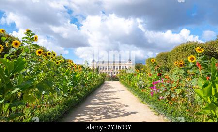 Paris, Frankreich, Landschaft mit Blumen und Grande galerie de l'Evolution im Jardin des Plantes, nur Editorial. Stockfoto