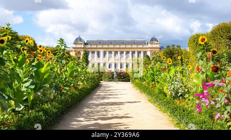 Paris, Frankreich, Landschaft mit Blumen und Grande galerie de l'Evolution im Jardin des Plantes, nur Editorial. Stockfoto