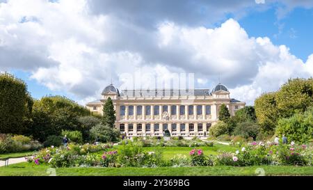 Paris, Frankreich, Landschaft mit Blumen und Grande galerie de l'Evolution im Jardin des Plantes, nur Editorial. Stockfoto
