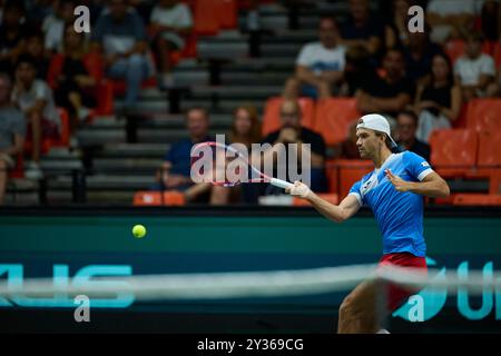 Valencia, Spanien. September 2024. Tomas Machac von der tschechischen Mannschaft spielt gegen Alexei Popyrin von der australischen Mannschaft (nicht in Sicht) im Davis Cup Finale Gruppe B Einzelspiel bei Pabellon Fuente de San Luis. Alexei Popyrin von der australischen Mannschaft gewann durch Disqualifikation. Quelle: SOPA Images Limited/Alamy Live News Stockfoto