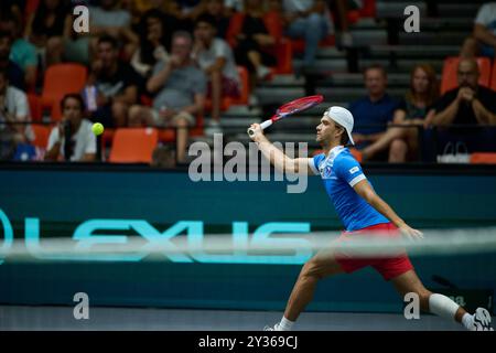 Valencia, Spanien. September 2024. Tomas Machac von der tschechischen Mannschaft spielt gegen Alexei Popyrin von der australischen Mannschaft (nicht in Sicht) im Davis Cup Finale Gruppe B Einzelspiel bei Pabellon Fuente de San Luis. Alexei Popyrin von der australischen Mannschaft gewann durch Disqualifikation. Quelle: SOPA Images Limited/Alamy Live News Stockfoto