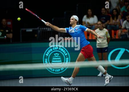 Valencia, Spanien. September 2024. Tomas Machac von der tschechischen Mannschaft spielt gegen Alexei Popyrin von der australischen Mannschaft (nicht in Sicht) im Davis Cup Finale Gruppe B Einzelspiel bei Pabellon Fuente de San Luis. Alexei Popyrin von der australischen Mannschaft gewann durch Disqualifikation. Quelle: SOPA Images Limited/Alamy Live News Stockfoto