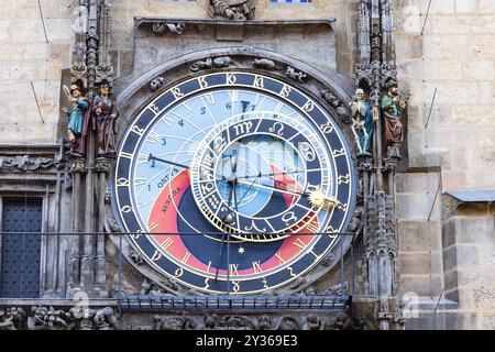 Die Prager astronomische Uhr oder Prager Orloj, eine mittelalterliche astronomische Uhr, die am Alten Rathaus in Prag, der Hauptstadt der tschechischen Republi, befestigt ist Stockfoto