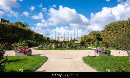 Paris, Frankreich, Landschaft mit Blumen und Grande galerie de l'Evolution im Jardin des Plantes, nur Editorial. Stockfoto