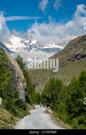 Zermatt, Schweiz - 27. Juli 2024: Wanderer auf dem fünf-Seen-Weg in Zermatt Schweiz, Blick auf das Matterhorn in der Ferne Stockfoto