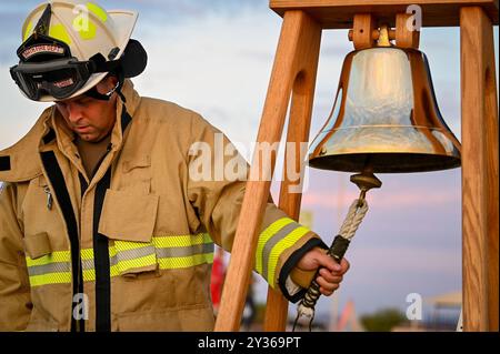 8. September 2024 - Luke Air Force Base, Arizona, USA - Master Sgt. Michael Brick, stellvertretender Feuerwehrchef für Gesundheit und Sicherheit des 944. Kampfflügels, läutet eine Glocke zu Ehren der gefallenen Feuerwehrleute aus dem Jahr 9/11 während der Gedenkfeier 9/11 5K am 8. September 2024 auf der Luke Air Force Base, Ariz Die Glockenklingelzeremonie diente als Hommage an die heldenhaften Ersthelfer. (Kreditbild: © Alexis Orozco/USA Air Force/ZUMA Press Wire) NUR REDAKTIONELLE VERWENDUNG! Nicht für kommerzielle ZWECKE! Stockfoto