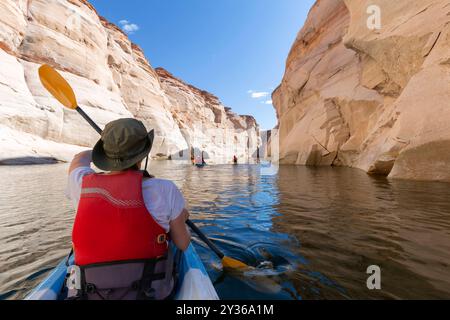 Zurück von jungen Mädchen gerne Kajak auf dem Lake Powell mit Paddel und Kajak und Schwimmweste auf Antelope Slot Canyon in Arizona im Sommer Stockfoto