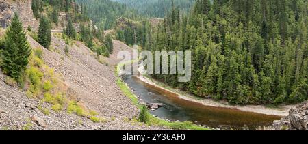 Panorama des St. Joe River, der unterhalb des Highway in der Nähe von Avery in Idaho, USA fließt Stockfoto