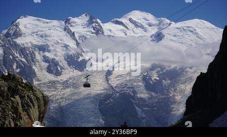 Seilbahnfahrt mit dem Mont Blanc in der Ferne, Chamonix Stockfoto