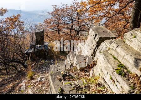 Besucher können auf dem alten Felsenweg des Sedlo Berges spazieren gehen, umgeben von lebhaftem Herbstlaub an einem sonnigen Tag im Mittelböhmischen Hochland von Tschechien. Stockfoto