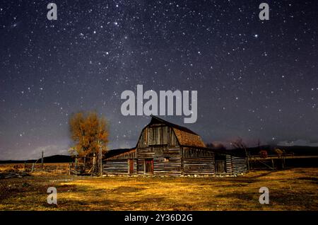 Astrofotografie Sternennacht über dem Mormon Row Historic District im Teton Range des Grand Teton National Park im US-Bundesstaat Wyoming Stockfoto