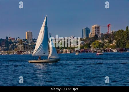 Segelboot auf dem Lake Union vom Center for Wooden Boats, Lake Union, Seattle, Washington State, USA [keine Veröffentlichungen; nur redaktionelle Lizenzierung] Stockfoto