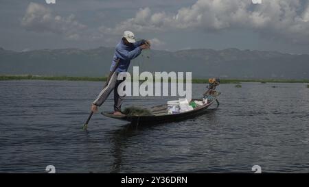 Serene Lake Life of Inle: Ein Einblick in das tägliche Leben der Dorfbewohner von Inle Lake, Myanmar Stockfoto