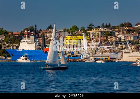 Segelboot auf dem Lake Union vom Center for Wooden Boats, Lake Union, Seattle, Washington State, USA [keine Veröffentlichungen; nur redaktionelle Lizenzierung] Stockfoto