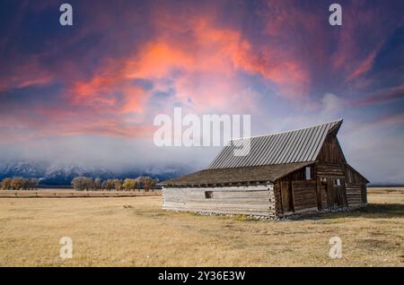 Sonnenuntergang über dem Mormon Row Historic District im Teton Range des Grand Teton National Park im US-Bundesstaat Wyoming Stockfoto