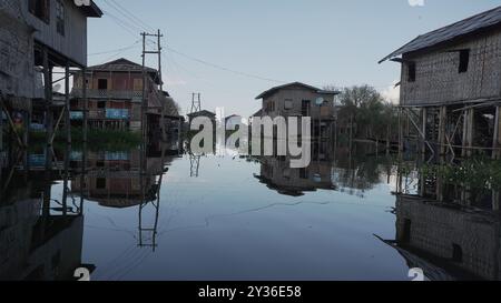 Serene Lake Life of Inle: Ein Einblick in das tägliche Leben der Dorfbewohner von Inle Lake, Myanmar Stockfoto