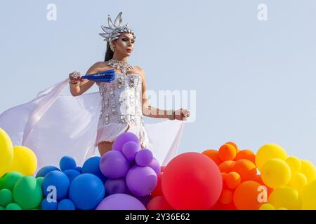 Goiânia GOIAS BRASILIEN - 08. SEPTEMBER 2024: Ein LGBT-Mensch, in weiß gekleidet mit einem mit Ballonen dekorierten Wagen, tanzt bei der LGBT Pride Parad 2024 Stockfoto