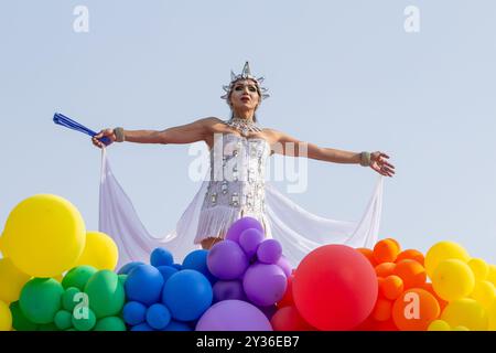 Goiânia GOIAS BRASILIEN - 08. SEPTEMBER 2024: Ein LGBT-Mensch, in weiß gekleidet mit einem mit Ballonen dekorierten Wagen, tanzt bei der LGBT Pride Parad 2024 Stockfoto