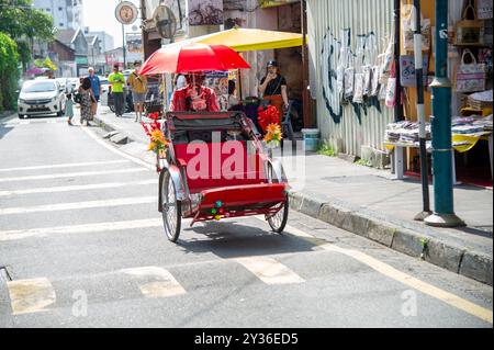 15. Februar 2023 Penang Malaysia das Tuk-Tuk ist für seine kompakte Größe und sein Open-Air-Design bekannt und bietet eine erschwingliche und wendige Möglichkeit, sich durch Conge zu bewegen Stockfoto