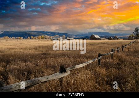 Sonnenuntergang über dem Mormon Row Historic District im Teton Range des Grand Teton National Park im US-Bundesstaat Wyoming Stockfoto