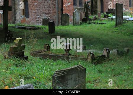 Rowner Lane, Gosport, Hampshire, England. 6. September 2024. Ein Blick auf einige Grabflächen auf dem Friedhof. Im Domesday Book wird erwähnt, dass Teile der St. Mary's Church in Rowner Lane, Gosport, auf 1.000 Jahre alt sind. Dieses Foto ist eines einer Serie, die ich kürzlich bei einer selbstgeführten Tour durch die Kirche während der Gosport Heritage Open Days gemacht habe. Stockfoto