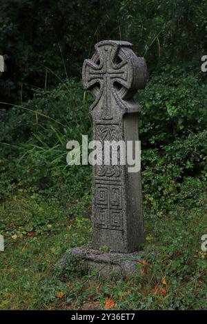 Rowner Lane, Gosport, Hampshire, England. 6. September 2024. Nahaufnahme auf dem Friedhof eines Grabsteins in Form eines keltischen Kreuzes. Im Domesday Book wird erwähnt, dass Teile der St. Mary's Church in Rowner Lane, Gosport, auf 1.000 Jahre alt sind. Dieses Foto ist eines einer Serie, die ich kürzlich bei einer selbstgeführten Tour durch die Kirche während der Gosport Heritage Open Days gemacht habe. Stockfoto